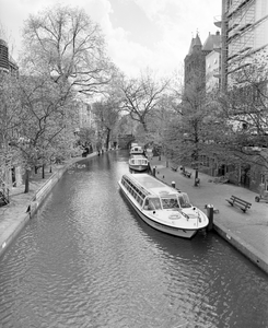 884869 Afbeelding van de rondvaartbouw 'Karel Schuttevaer' van Rederij Schuttevaer, bij de aanlegplaats tussen de ...